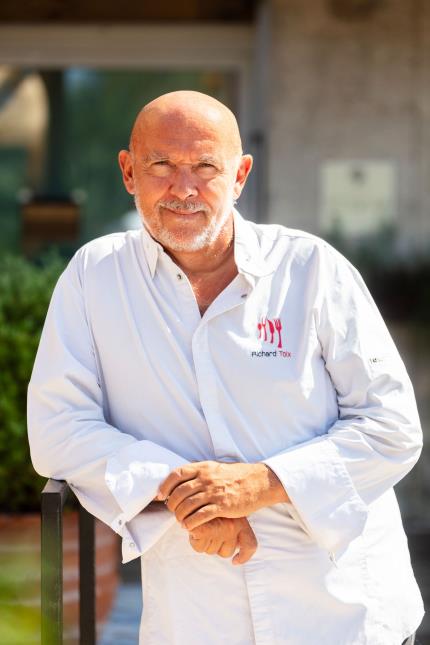 Après Passions et Gourmandises près de Poitiers, le Jardin des sens au Vietnam et des chalets privés à Courchevel, Richard Toix pose ses couteaux en Corse. Avec brio.