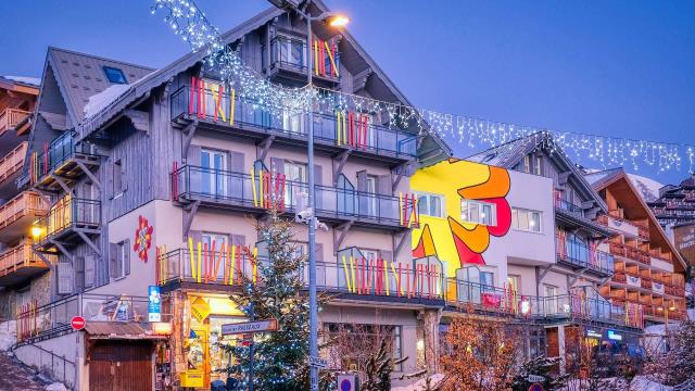 Le PopAlp de l'Alpe d'Huez, et ses balcons décorés d'une centaine de skis coloré