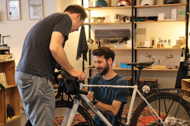 L’un des cofondateurs d’Aven Bike & Fika, en pleine réparation : l’atelier vélo attire une clientèle fidèle et diversifiée à Strasbourg. 