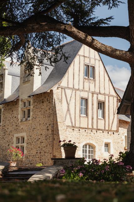 Le manoir du XVe siècle abrite dix chambres et suites. 