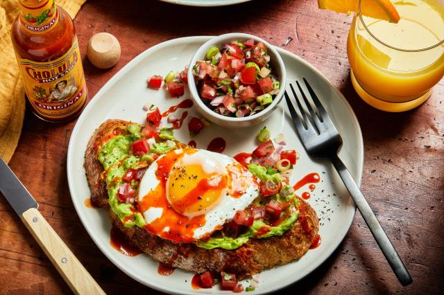 Toast avocat et sauce Cholula.