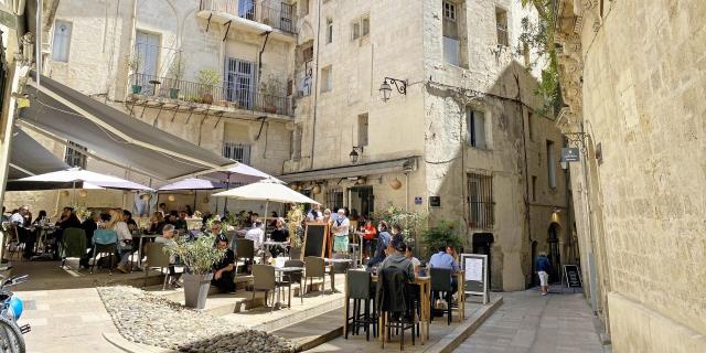 Une terrasse sur la place Saint Ravy à Montpellier