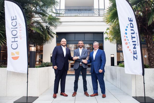 Cérémonie de signature entre Raul Ramirez Sanchez, directeur des segments et opérations à l'international de Choice Hotels, Romain Lubrano, cofondateur et directeur général du groupe Zenitude,  et David Beers, PDG de Choice Hotels International EMEA. 