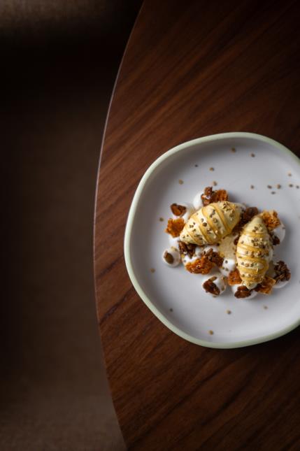 Le Miel de Bruyère cendrée, croustillant et Pollen frais par Diego Delbecq, chef du Rozó. 