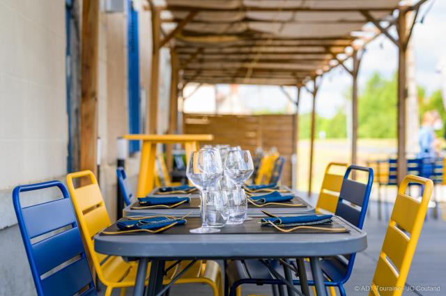 À la Cabane à matelot, en Touraine, des sets enduits recouvrent les tables, car moins pompeux qu’une nappe et plus faciles à nettoyer.