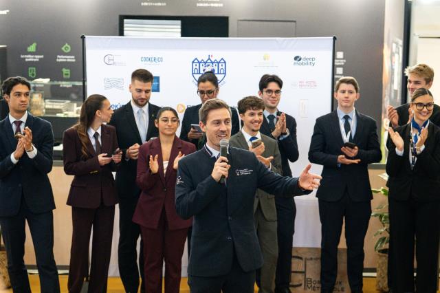 Maxime Blot et les dix finalistes pour le Trophée David Campbell 2025. 