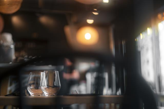 Au restaurant parisien Factorielle 52, place à des tours de magie aux tables et au bar, durant l’apéritif ou le dîner.