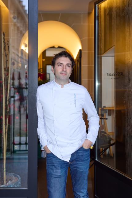 Martino Ruggieri, doublement étoilé en 2024, écrit une nouvelle page de son aventure culinaire au Palais-Royal.