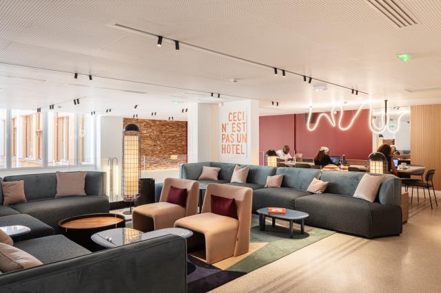 Le Social hub, espace de rencontre et de coworking, est au coeur du concept Tribe. 