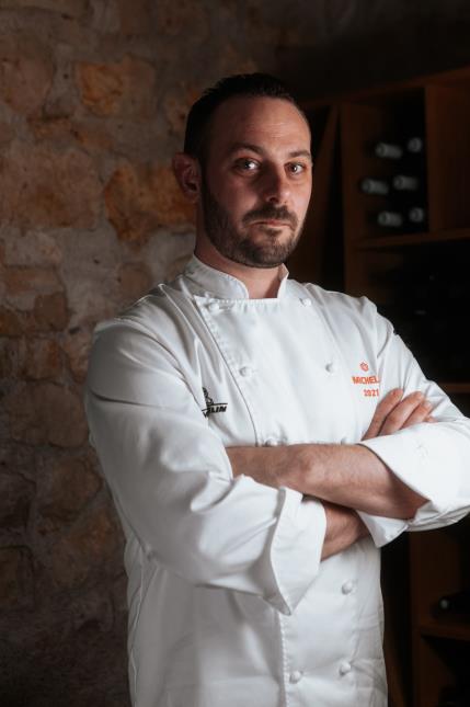 Le chef étoilé Julien Médard, engagé dans une gastronomie durable aux fourneaux de son restaurant situé à Boulleret, dans le Cher.