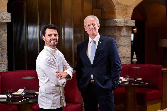 Le chef Anthony Bonnet et Yves Grardel, directeur du cluster Cour des Loges et Radisson Blu