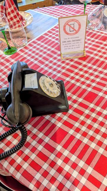 Téléphone interdit au restaurant Les petits plats de "Mamama" 