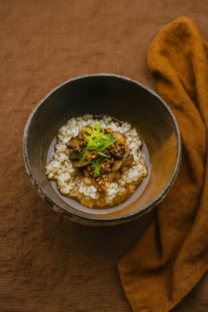 D’inspiration japonaise, l’ochazuke (riz au thé vert) est un plat végétarien adapté à la carte du soir.