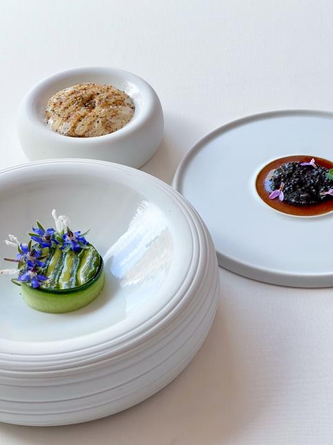 Tourteau wasabi-concombre, caviar de Madagascar, espuma de têtes de crustacés, agrumes et chapelure.
