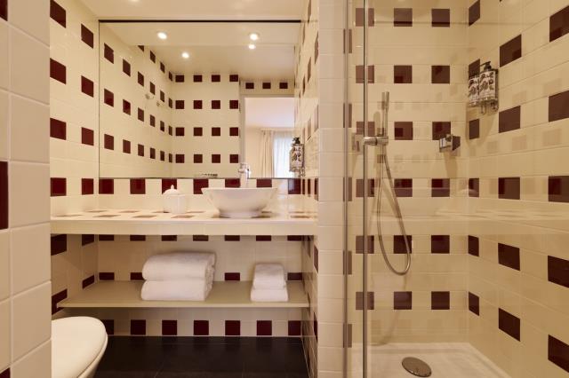 Salle de bains de l'Hôtel Maison Monceau, à Paris.