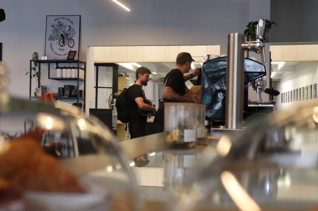 Le café de spécialité d’Aven Bike & Fika complète l’expérience : un espresso ou une bière artisanale pour accompagner la visite de l’atelier. 