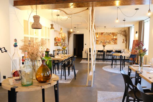 La salle du restaurant osma accueille jusqu'à 18 couverts, dans une décoration boisée et florale 