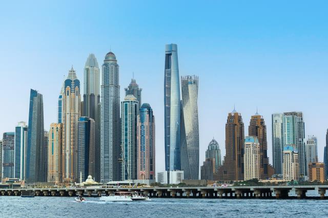 Skyline de Dubai avec, au centre, le Ciel Dubai Marina, hôtel le plus haut du monde ouvre ses portes