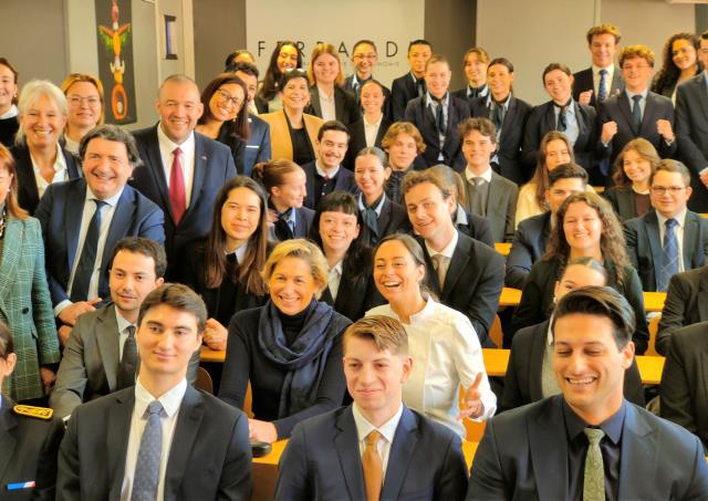 Moment d'échange avec les étudiants lors de la visite de Nathalie Delattre et Nina Métayer à Ferrandi Paris