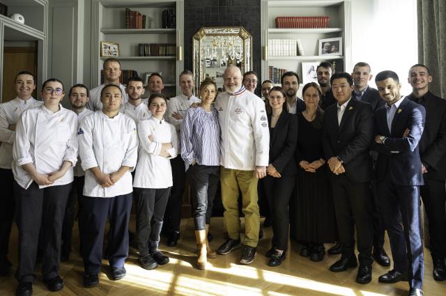 Philippe et Dominique Etchebest savourent la seconde étoile Michelin avec leur équipe.