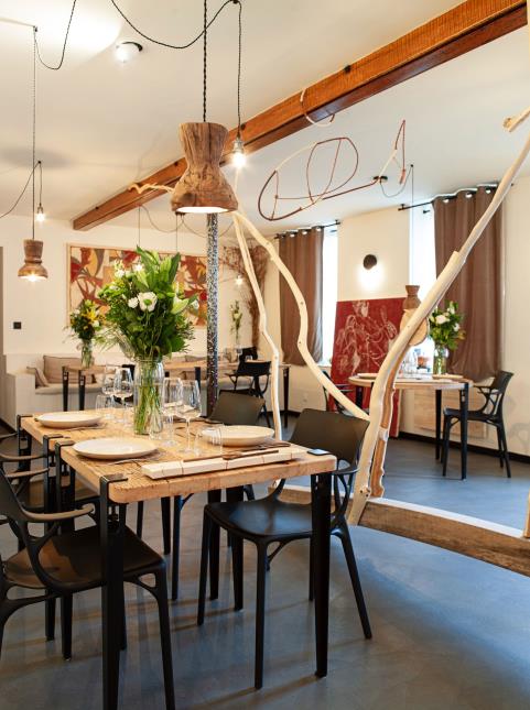 Au restaurant Osma, près de Vendôme, pas de nappe, mais des tables en chêne sur laquelle certains plats, servis dans des assiettes en verre transparent, sont aussi l’occasion d’apprécier la beauté du bois brut.