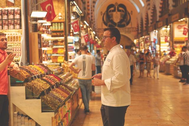 En France comme lors de ses escales autour du monde, le chef Alexis Quaretti part à la rencontre de ses fournisseurs.