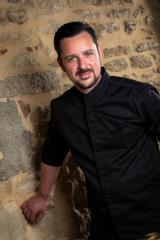 Chez Ineffable, Nicolas Thomas dévoile une cuisine faussement simple.