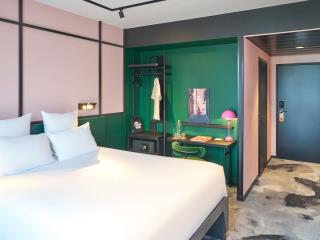 Une chambre de l'hôtel lifestyle Tribe, ouvert en 2023 dans le quartier de la Croix Rousse