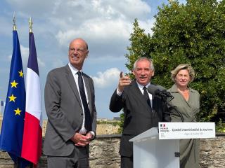 Eric Lombard (Ministre de l'Économie, des Finances et de la Souveraineté industrielle et numérique) François Bayrou (Premier ministre) Nathalie Delattre (Ministre déléguée chargée du Tourisme)