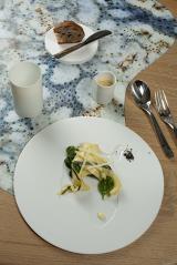 Dans le restaurant Onor de Thierry Marx, pas de nappe sur les tables, mais une photo de carapace de crabe bleu imprimée sur du cuir. Ce qui en fait un revêtement à la fois esthétique, résistant et doux au toucher.