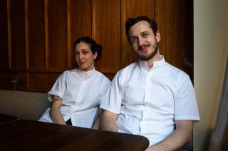 01)	Valentina Giacobbe et Julien Ingaud-Jaubert, un duo passionné derrière le succès de Ginko à Lille, récompensé par une étoile Michelin et le prix Michelin du Jeune chef. 
