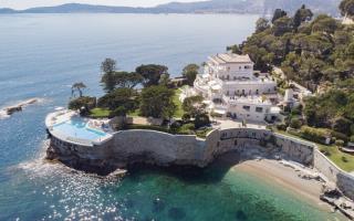 Le Cap Estel est situé sur une presqu'île privée de deux hectares à Eze, sur la Côte d'Azur.
