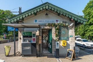 Le restaurant "Aux Quais" dans la petite gare de l'Etang-la-Ville