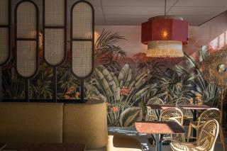 Le lobby de l'Oceania Hotel de Lyon fait la part belle au végétal.