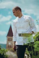 Romain Barthe, dans les jardins de l'Auberge de Clochemerle, où il récolte herbes aromatiques et fleurs. 