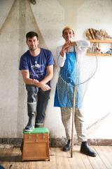 De gauche à droite : le pêcheur de Loire Romain Gadais et le chef-cuisinier Ambroise Voreux, à la tête des Pêcheries ligériennes et du restaurant La Cabane à Matelot, à Bréhémont, en Touraine.