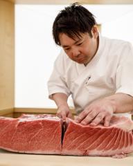 Le maître sushi Tomoyuki Yoshinaga s’est dit à la fois « ému et ravi » lorsqu’il a entendu son nom lors de la cérémonie du Guide Michelin 2025, à Metz.