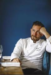 Romain Bonnet dans les cuisines d’Omija, où il façonne une cuisine précise et audacieuse.