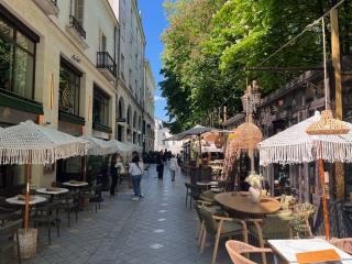Maison Gloria à Tours représente le nouveau concept de brasserie moderne du groupe Degenne Restauration né en avril 2024. En 2025 ont suivi Clermont-Ferrand de Lyon. 