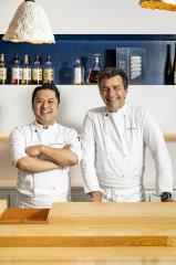 Complicité parfaite entre le maître sushi Yasunari Okazaki et le chef Yannick Alléno aux fourneaux de L’Abysse Monte-Carlo.