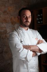 Le chef étoilé Julien Médard, engagé dans une gastronomie durable aux fourneaux de son restaurant situé à Boulleret, dans le Cher.
