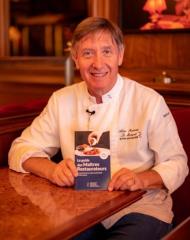 Alain Fontaine, président de l'AFMR, présente la 9e édition du guide des Maîtres restaurateurs. 