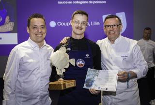 Victor Berthe (au centre) remporte le Concours culinaire Mr.Goodfish 2025 (ici entouré de Gérard Sallé, à droite, et Christophe Pirotais, lauréat de l'édition de 2022).