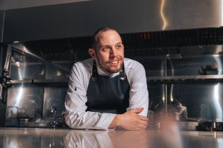 Irwin Durand crée une adresse intimiste, mariant gastronomie et souvenirs d’enfance. 