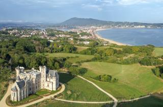 Le château Abaddia, à Hendaye, et la grande plage au loin. 