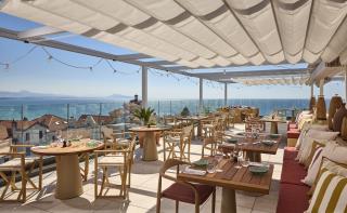 Le rooftop spectaculaire du restaurant La Petite Plage, à l'hôtel Talaia MGallery de Biarritz