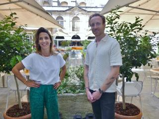 Emilie et Mathieu Desmarest dans la vaste cour fermée de Bibendum au centre d'Avignon.