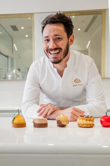 'Le beau fait venir, le bon fait revenir', la maxime préférée du Chef pâtissier. Son compte Instagram est suivi par plus d'un million d'abonnés