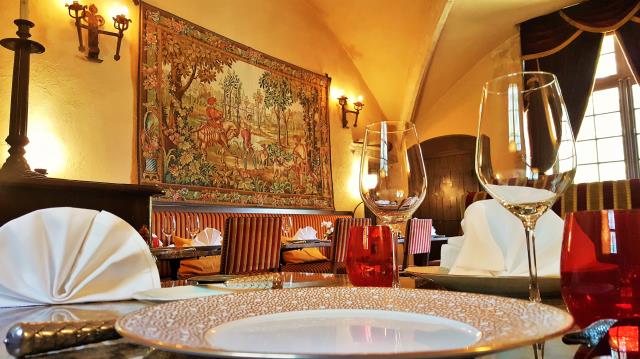 Le restaurant où officie Franco Bowanee et sa brigade, prend place dans les anciennes cuisine du Château datant de 1640.