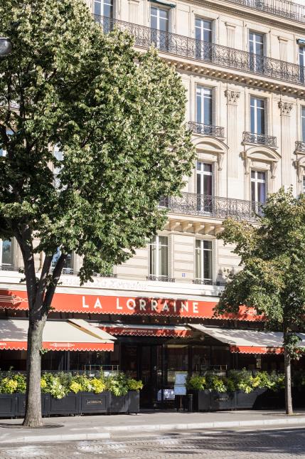 Située place des Ternes, la Lorraine propose un menu au déjeuner à partir de 28,50 euros (entrée-plat ou plat-dessert).